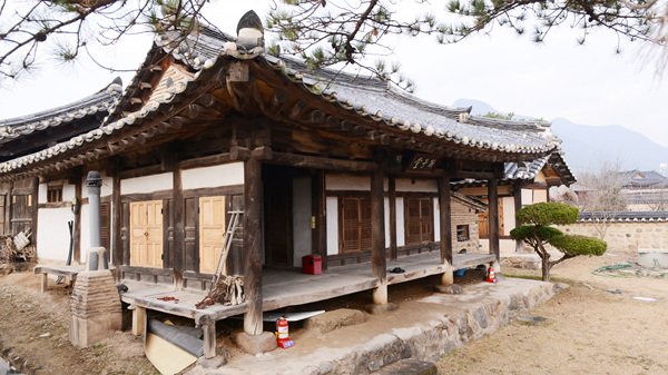 경상북도의 한가운데 있는 의성은 풍요의 고장답게 마늘, 사과 등 농산물도 유명하죠~맛난 먹거리와 좋은 볼거리들도 많은데요그럼 지금부터 의성의 유명한 먹거리, 볼거리를 살펴볼까요~?! #의성마늘소타운 #산운마을