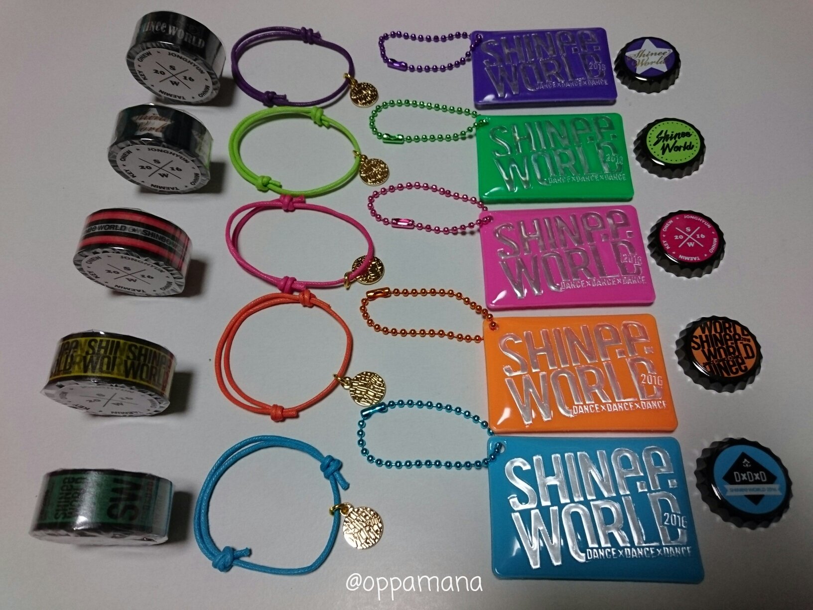 まなみっきー En Twitter Shinee World 16 ｄ ｄ ｄ 会場限定グッズガチャ 種コンプリート マスキングテープ ワックスコードブレス リフレクターキーホルダー クラウンバッジ 紫ジョンヒョン黄緑キー桃ミノ橙オニュ水テミン T Co
