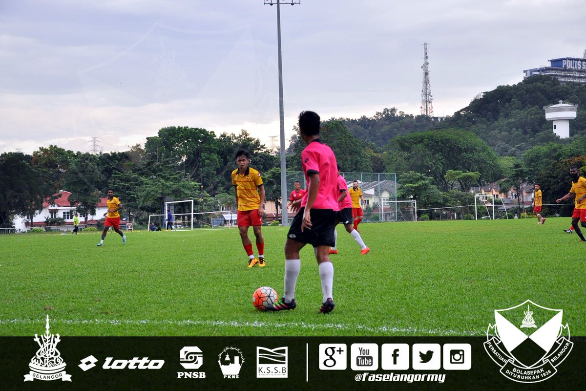 selangorfc's tweet photo. PHOTO GALLERY: #RedGiants training session with the #RedGiants U19 Youth Cup team https://t.co/Zu5ahd0BNl