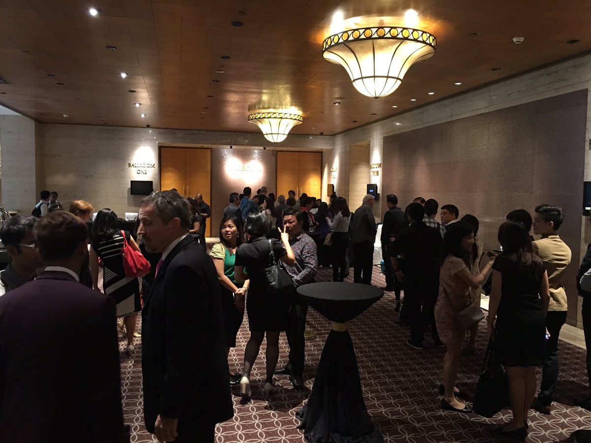 M_UnderdogsClub's tweet photo. Business owners in Singapore doing business together #millionaireunderdogclub https://t.co/sYrGyt9rlj