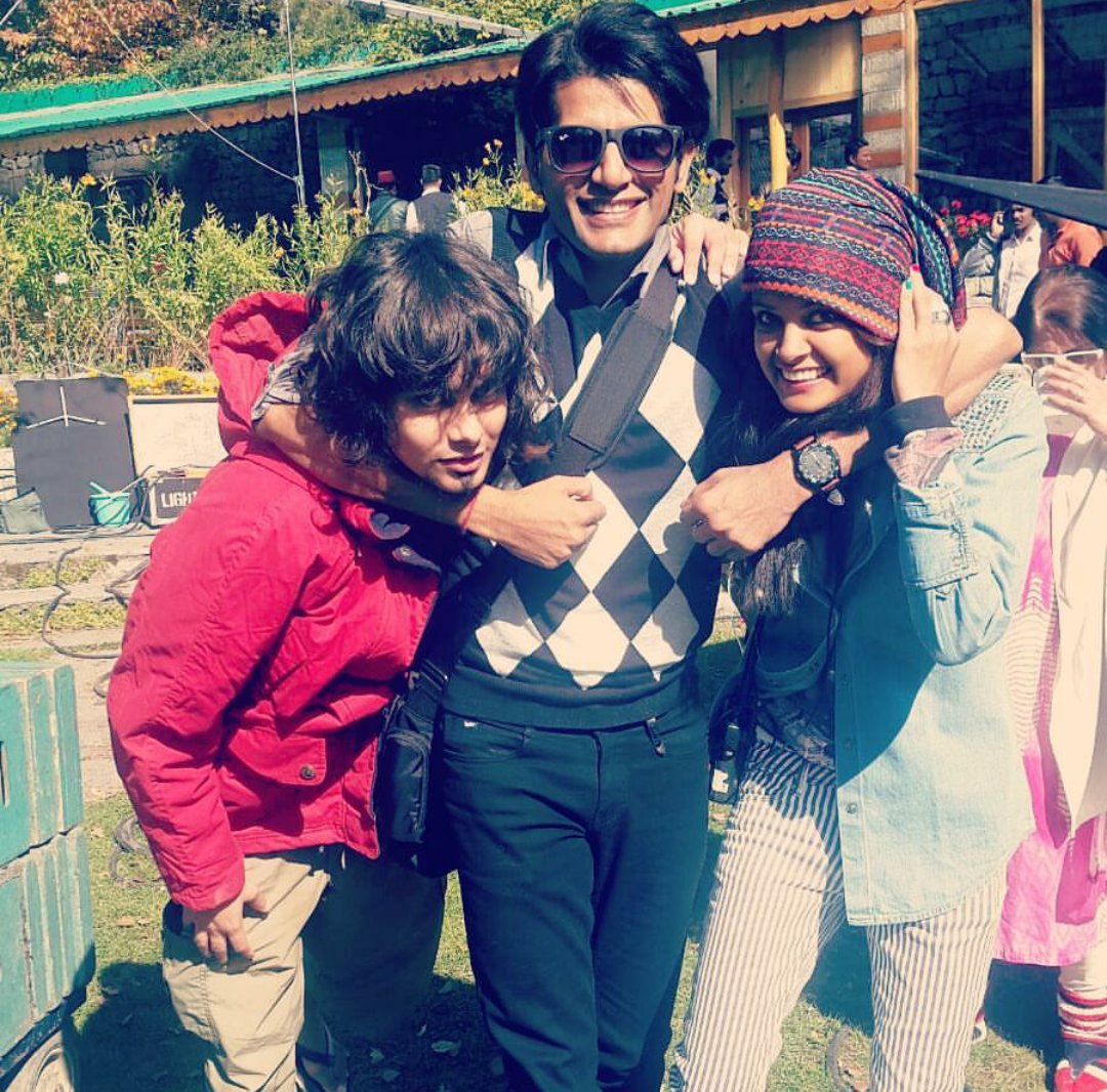 WorldOfKVB's tweet photo. Awe❤ #SiblingLove @RealKVB w/ his Cousins!😉

Don't frgt 2 watch KV in #BahuHumariRajni_Kant tonite @ 8PM on #LifeOK😃 https://t.co/YkzcQLBWPI