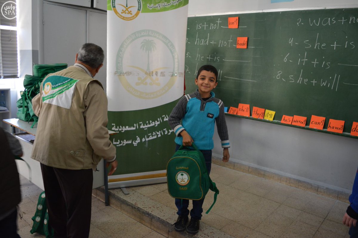wa6ani_1's tweet photo. الحملة #السعودية @srec_sy  لنصرة الأشقاء السوريين تستمر في توزيع الحقائب المدرسية بلبنان على الطلبة السوريين #سوريا
 https://t.co/RAskoGBGwk