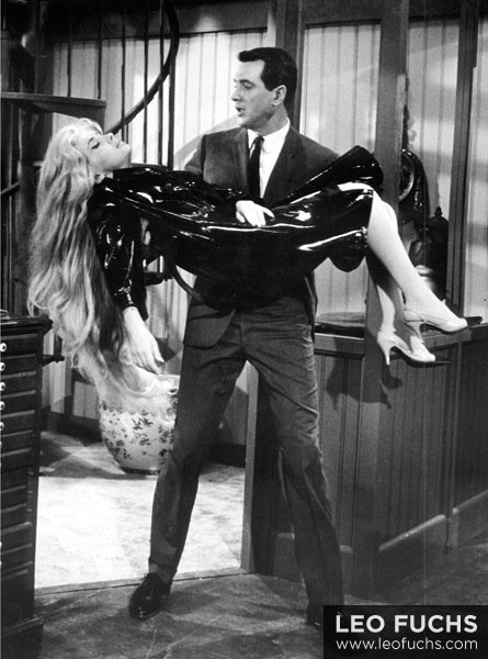leofuchsarchive's tweet photo. Rock Hudson carrying Gina Lollobrigida, who he called Lollo, in his arms. 

Gina Lollobrigida was born on July 4, 1… https://t.co/SBxaX6i5ZH