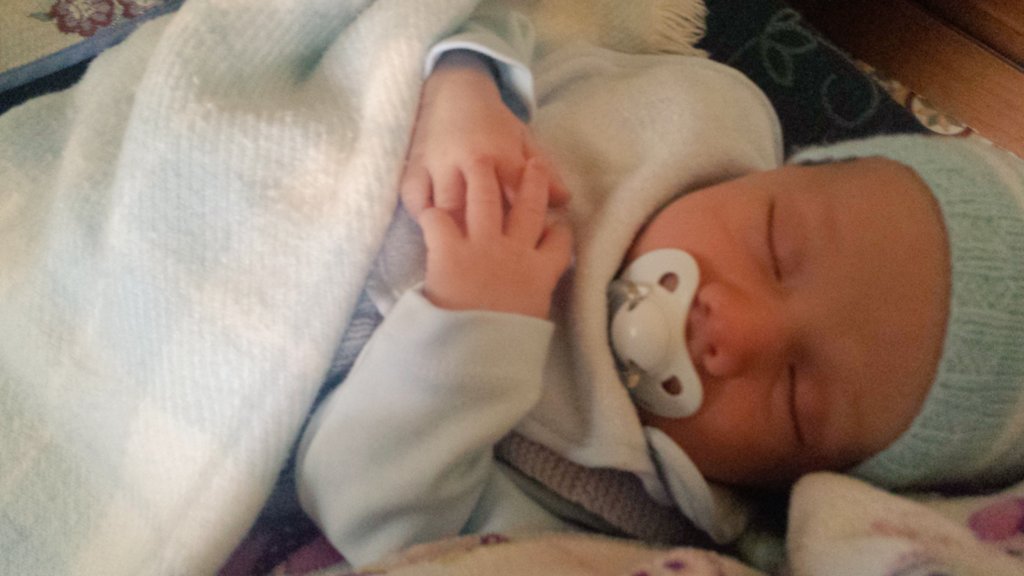 beariverocutill's tweet photo. Cuando se duerme con su tita 😍😍 https://t.co/s7GMd9oJz1