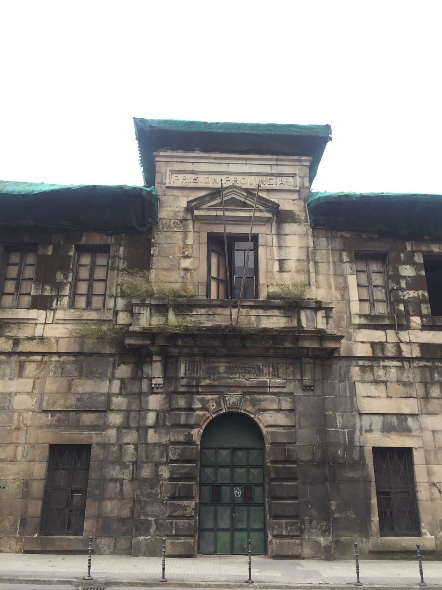 trasno1982's tweet photo. .@jesus_ourense, hay que facer algo coa antigua cárcere de #Ourense,estase a convertir nun perigo para os viandantes https://t.co/7o2XPfnOJb