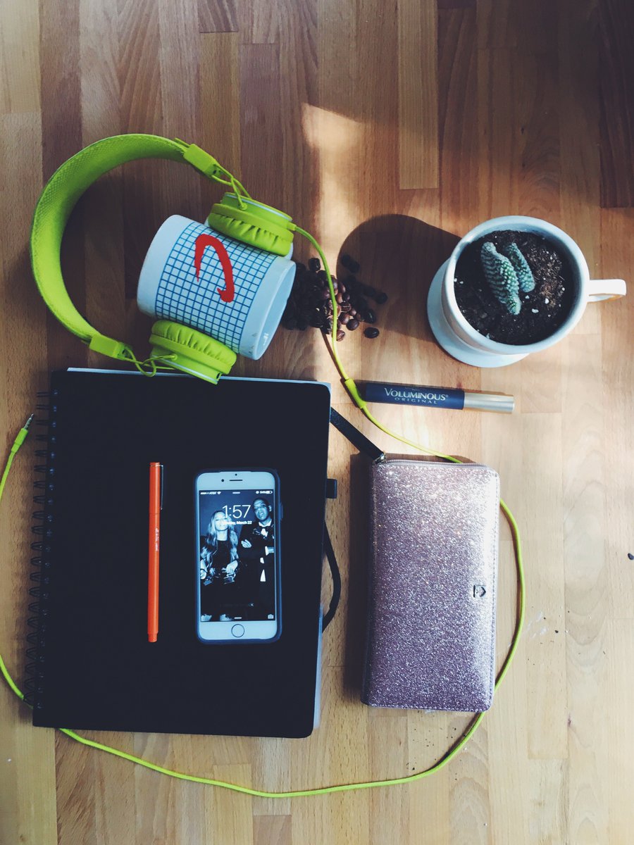 CrowdThread's tweet photo. The things I can't live a work day without. Mostly my @NeuYear planner which keeps me on task to reach my goals. https://t.co/rMEoptUVvq