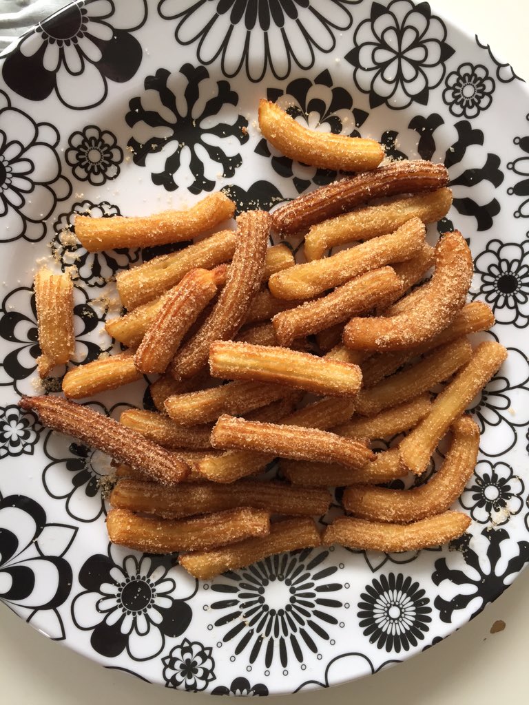Churro's, lekker hoor. Gemaakt door 2 jonge keukenprinsesjes.