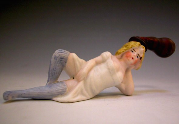 Pisseuse à parfum, prêtée par <a href="/MAHP/">mahp</a> pour l’exposition «Du comptoir au boudoir» cet été au <a href="/MIPGrasse/">MIP</a> #secretsMW