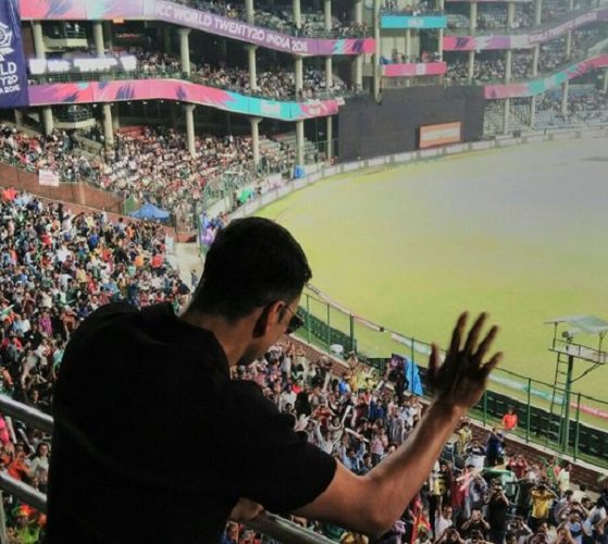 BollyCurry's tweet photo. .@akshaykumar takes break from 'Robot 2' for cricket
https://t.co/toaDG5zs7l https://t.co/WYUuD44fMT