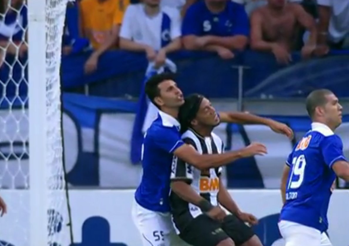 Aí vem jornalista falando que o Cruzeiro foi violento ontem.
Lembram de uns lances aqui que disseram ser "do jogo"?