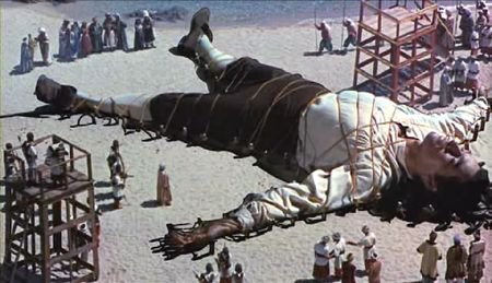 Уникальное фото: Новообразованный спецназ карликов ДНР с захваченным в плен украинским киборгом: