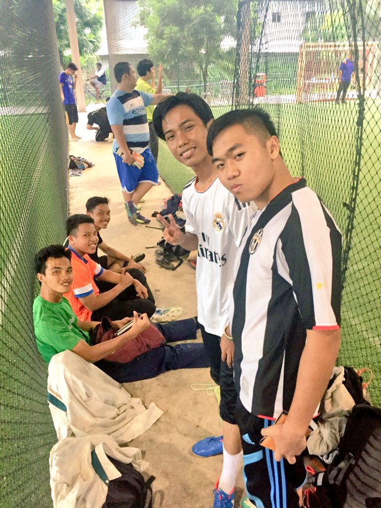 mdxzhxr's tweet photo. Haha rindu plak futsal ngn dorg... #teamblueFTW 😆😆😆💙 https://t.co/spdlC1cnCJ