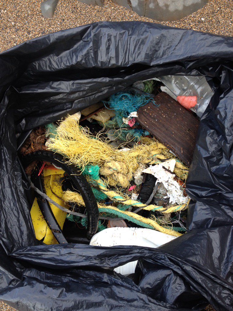 dr_dedoverde81's tweet photo. #2minutebeachclean Helping keep #Wanson Beach litter-free! #Widemouth #Bude https://t.co/ajPxtcxndR