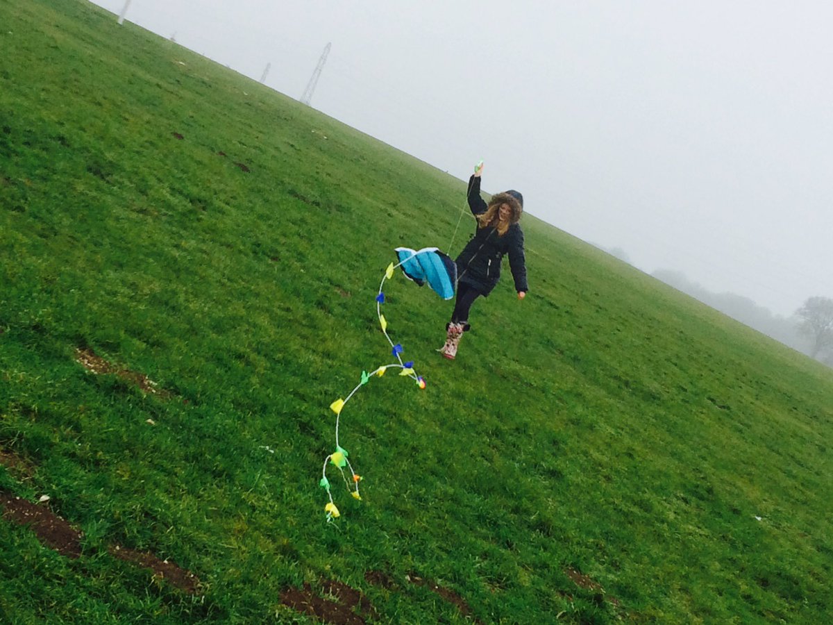 hayleysnorbs's tweet photo. #downsphoto @DunstableDwnsNT Rainy windy #easter kite flying, but good to be alive! #britspirit https://t.co/DtCAG9zGWi