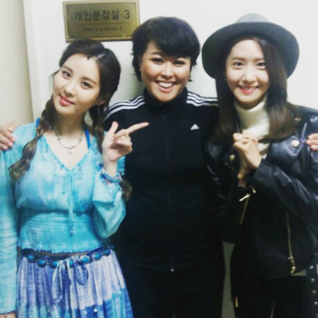 SMTown_SNSD's tweet photo. SNSD Yoona with Seohyun &amp; Hong Jimin At "Mammia Mia" Backstage https://t.co/BVozFrspbY
