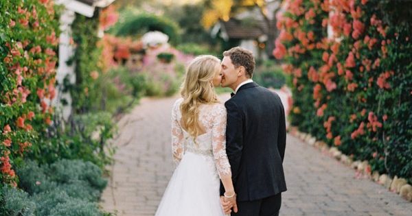 Wedding &amp; Engagement Photo Ideas #wedding #weddingidea bit.ly/1THEFco Everything about this is perfect.