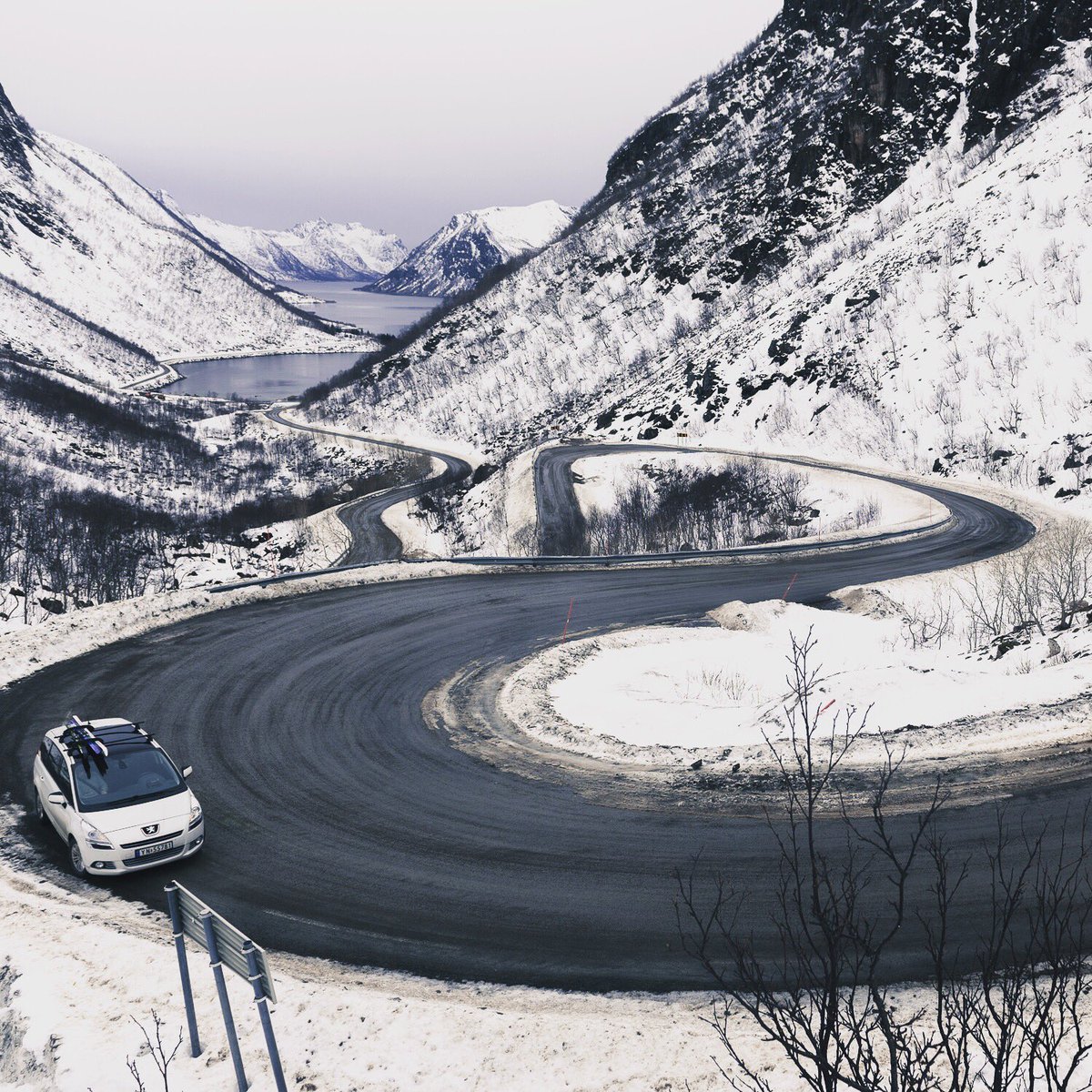 arcticlapse's tweet photo. Wish I had a shiny 4X4.... https://t.co/cjBEILpOPu #arcticmoments #northernnorway https://t.co/j1FT4gQYdi