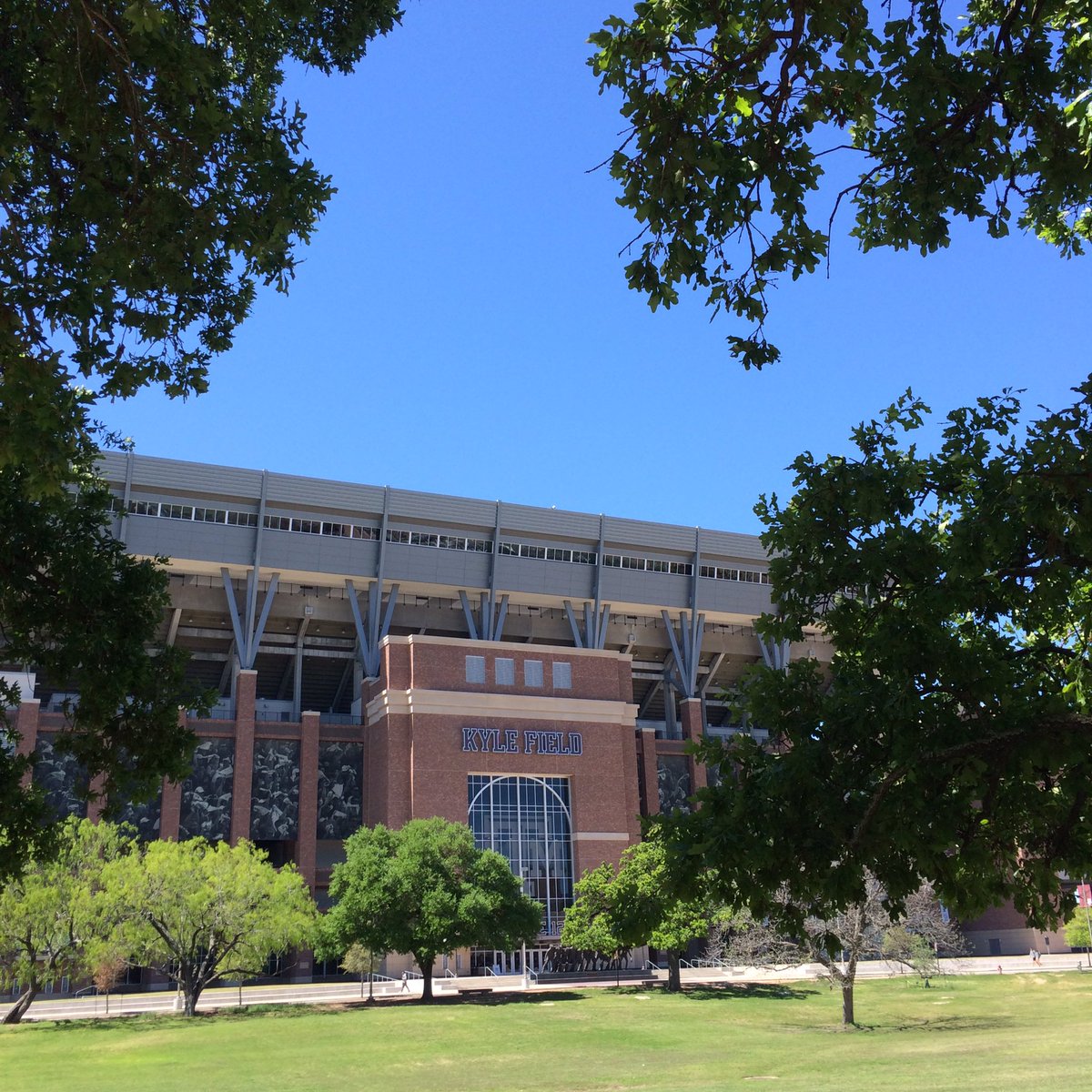 CorpsCenter's tweet photo. Fabulous day in #aggieland #tamu #kylefield #12thman @AggieCorps https://t.co/B1utFZWjEd