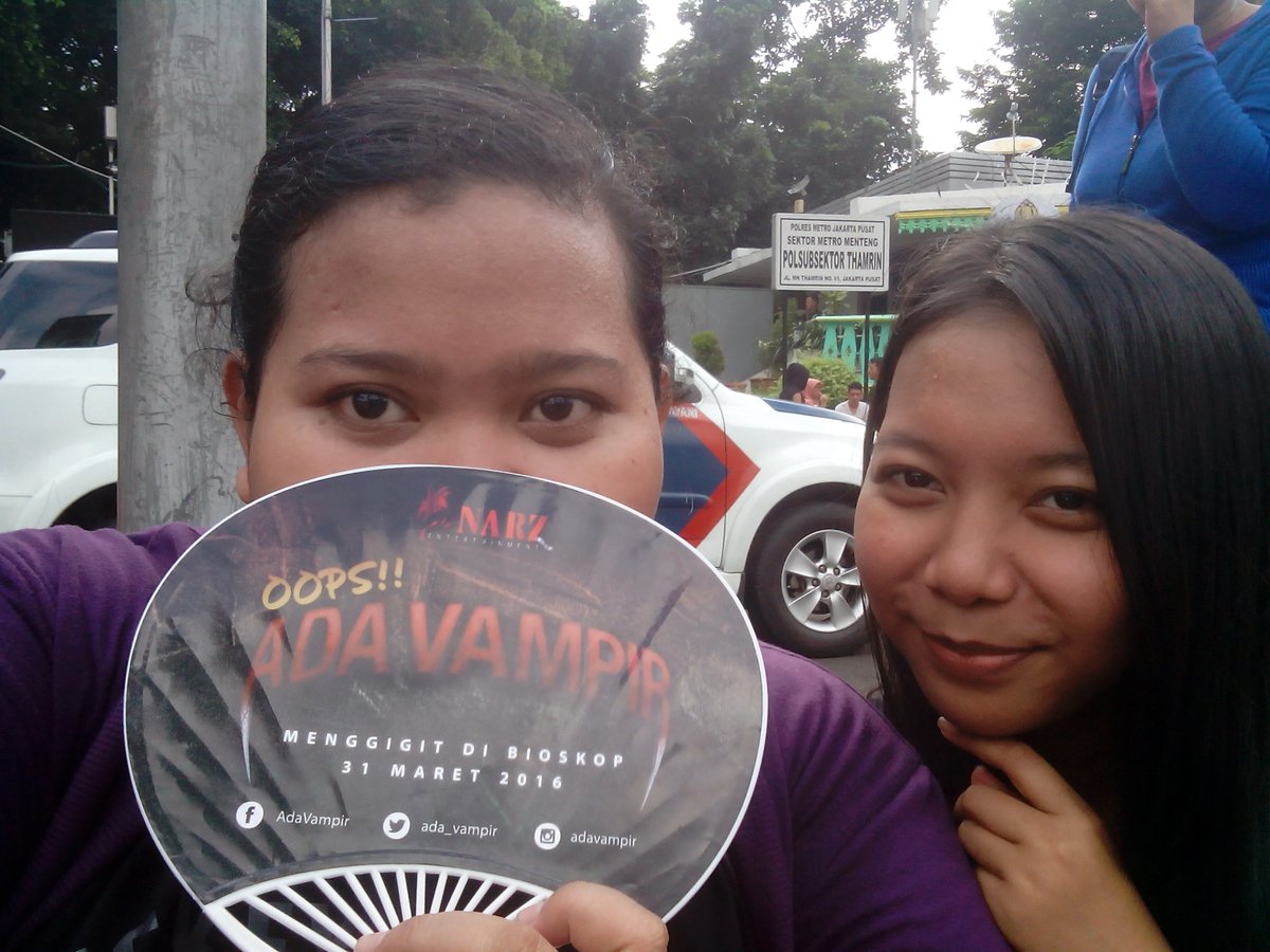 Withakenapa's tweet photo. Seneng bisa CFD bareng @ada_vampir @NARZ_official udh ga sabar nonton, 31 maret akan menggigit di bioskop-bioskop https://t.co/zENV7KJnhO