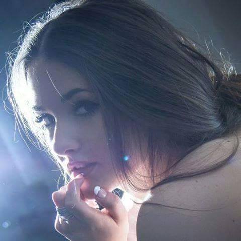 Beso_DeLuna's tweet photo. Una mirada
Te intriga
Te Seduce
Te captura
Te invita
Pero sólo ella
Sabe a quién donársela... https://t.co/xRaJ8G3OpR