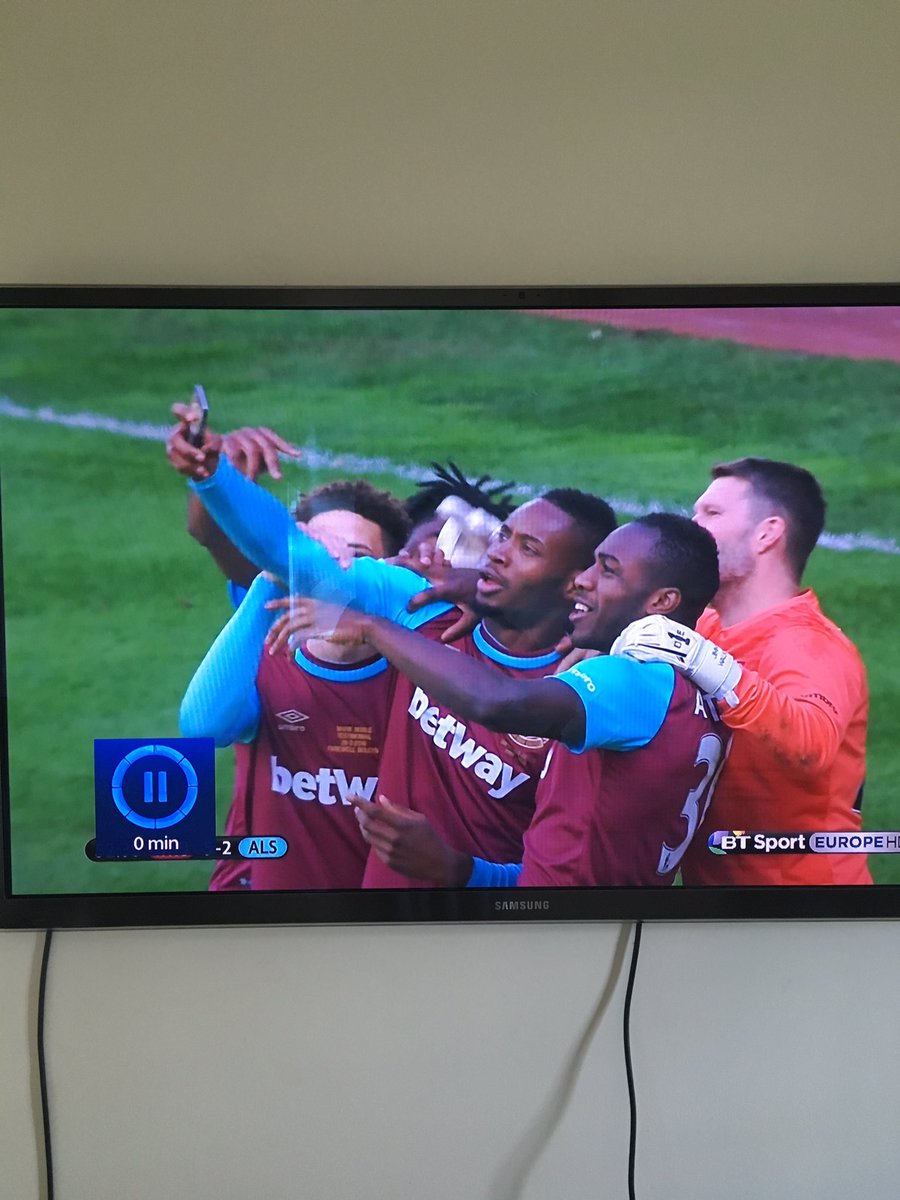 RickyRayment's tweet photo. Haha nice touch from sakho.. Selfie after the goal 😂 @whufc_official https://t.co/IePxGeosIR