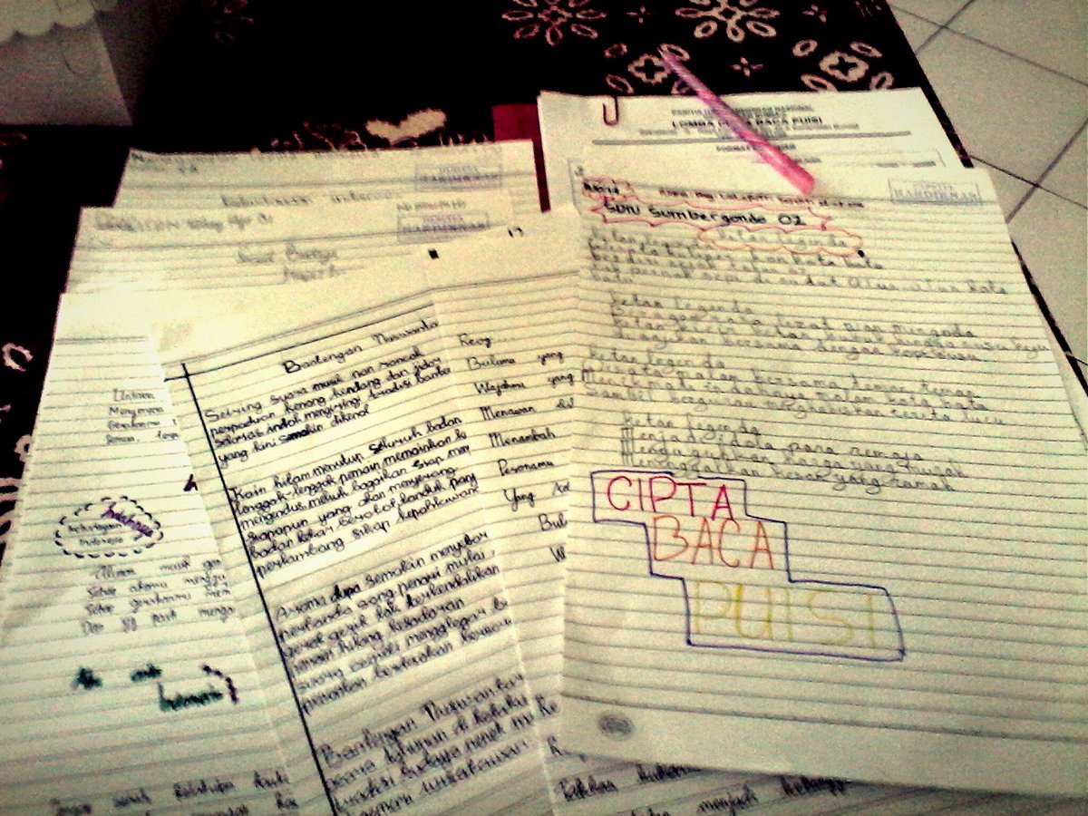 Anak-anak SD menulis dengan huruf tegak bersambung. Ada banyak warna pada lembaran mereka. #TelatUnggah