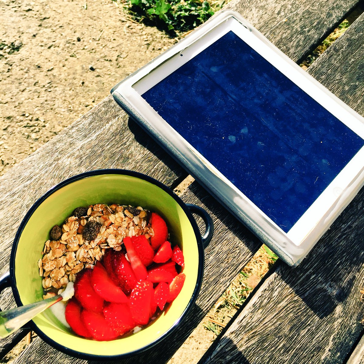 MarinaBouchou's tweet photo. #petitdej au #soleil après le #sport programme #flexter. https://t.co/Ux4c0HOWsp