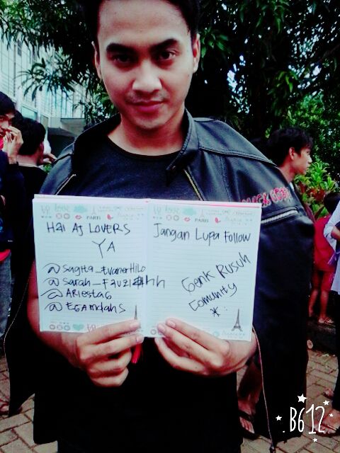 Sarah_Fauziahh's tweet photo. mksih kak mike , maaf ganggu syutingnya 😊😄👏👏 #genkrusuh #mikecello #bocin #sinemart #sinetron #anakjalanan https://t.co/qkYyBuoO16