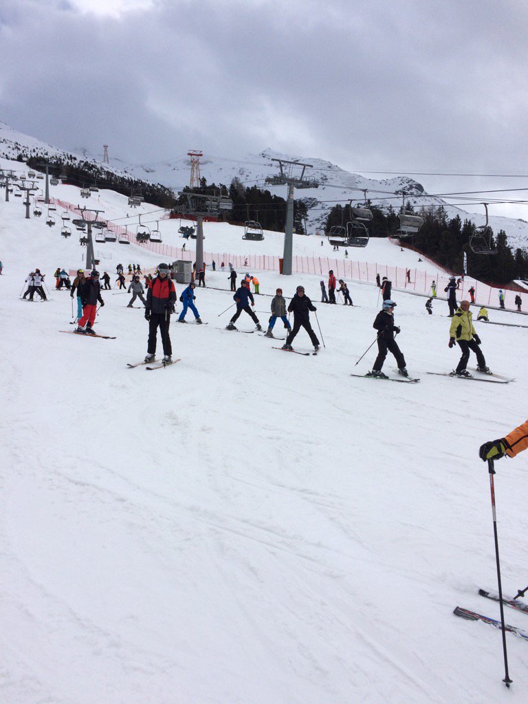 RawlinsPE's tweet image. Mr Woolman and his beginners group doing well - lots of happy faces as students begin to crack skiing! #raw2bormio