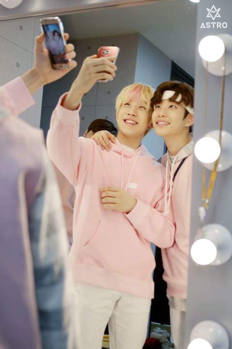 AstroObsession's tweet photo. 160328 FACEBOOK ASTRO:

Astro 1st Mini Album detrás de escena ③ https://t.co/DbCwdMEx3h