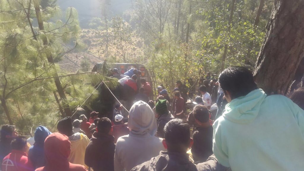 EmisorasUnidas's tweet photo. Aparatoso accidente cobra la vida de 19 personas en Nahualá, Sololá.
Los Detalles aquí ►https://t.co/pNTgDF3Knf https://t.co/1n24qJxVd2
