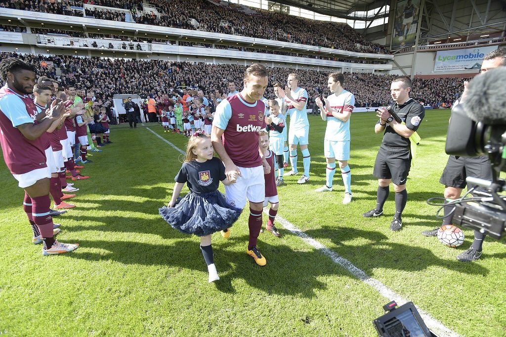 WHUFC_News's tweet photo. What a brilliant day for a brilliant player and servant to our football club! #MN16 https://t.co/6ZFuZY192l