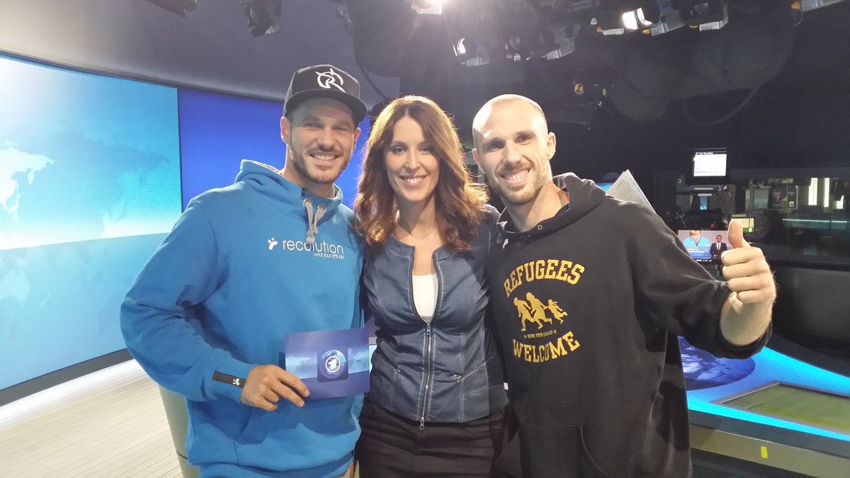 MartinMeyl's tweet photo. Anne Kathrin im Fernsehstudio mit Gästen- na, wer kennt die beiden Herren?! https://t.co/QBrVkBSzON