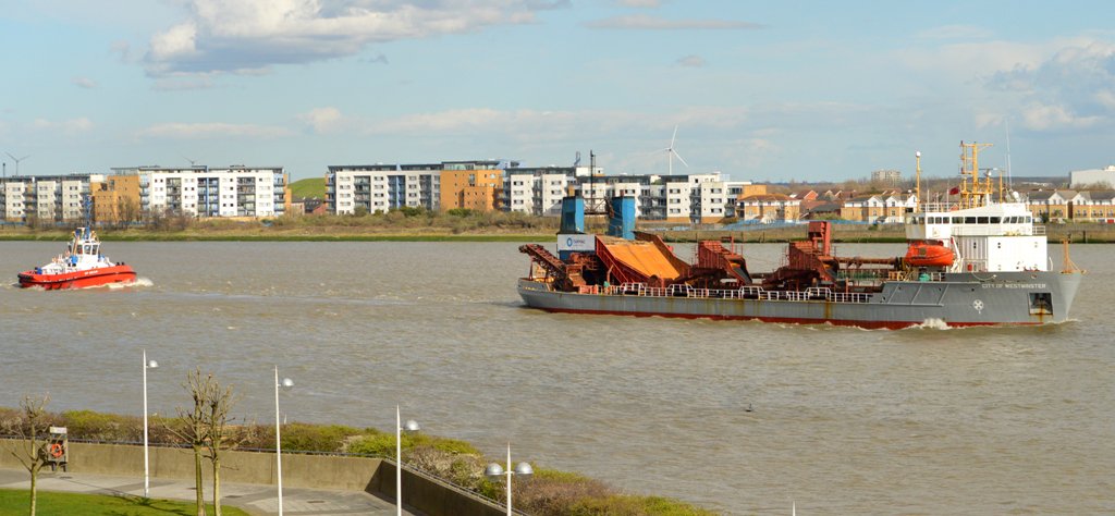 AJBC_1's tweet photo. #StormKatie affecting #Thames ships as #CityofWestminster gets help from #ZpBear (https://t.co/KchGRDKxkV) #dlr_blog https://t.co/G9wBxUliVm