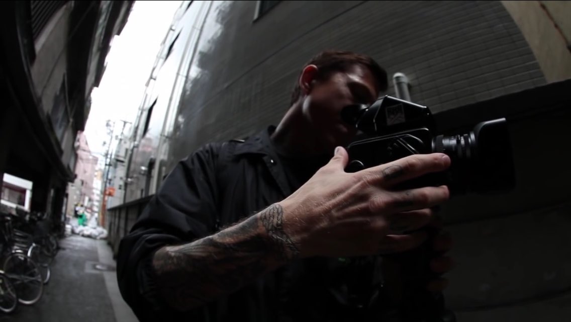 120Lovefilm's tweet image. 120 LOVE's Mattias Westfalk prepping his shot.  #Hasselblad #6x6 #onerolloffilm 120love.me/propaganda