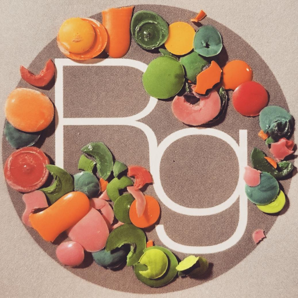 Robyn_Galway's tweet photo. Feeling summery #colour #RobynGalwayJewellery #artist #plasticfantastic #recycling #Craft #jewellery #summer https://t.co/KD9CP1Ic7N