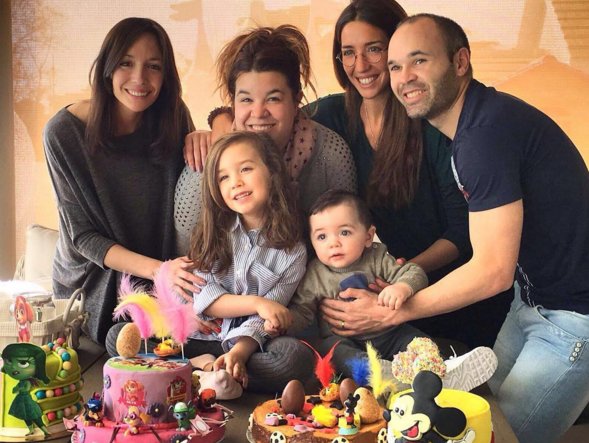 CleatsOff's tweet photo. Andrés Iniesta (@andresiniesta8) compartió la Pascua en familia. La foto del crack blaugrana. #FCB #Pascua https://t.co/N2yzhNhlhl