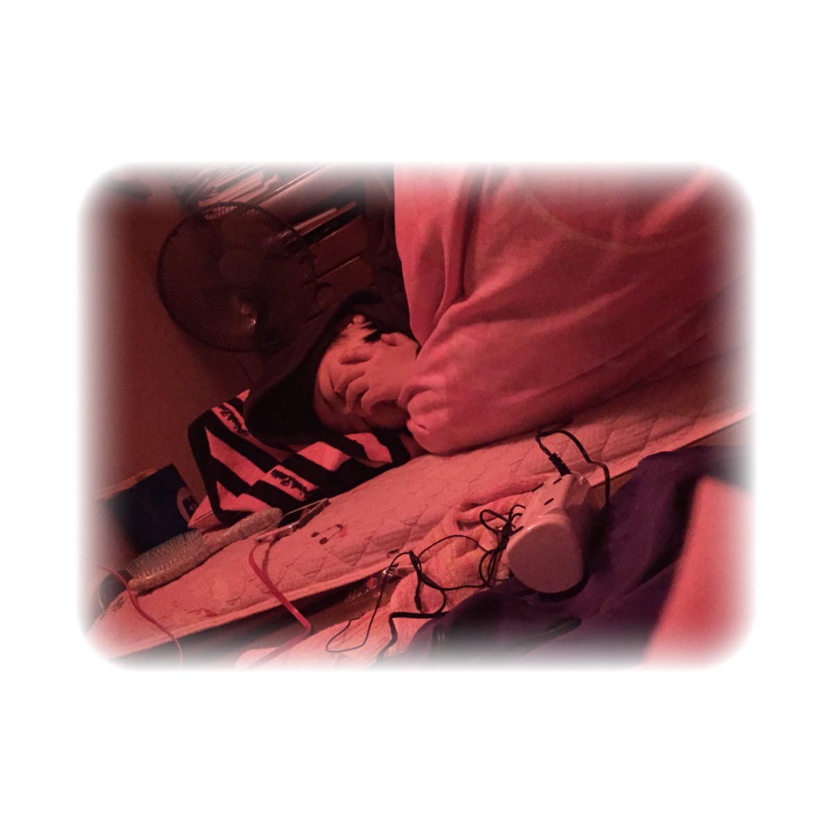 Sumire こっそりあおいの寝相集 アイプチしながら寝るから半目になってゴミ入るからアイマスク 毛布の横のピラピラに絡まってる 寝てる間も煉華意識 ロールケーキになってた T Co Nlx8bymzq6