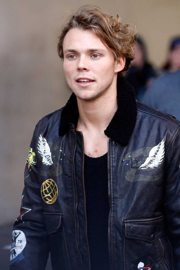 makeupcelebz's tweet photo. ashton irwin https://t.co/mMoWh5Fd0J