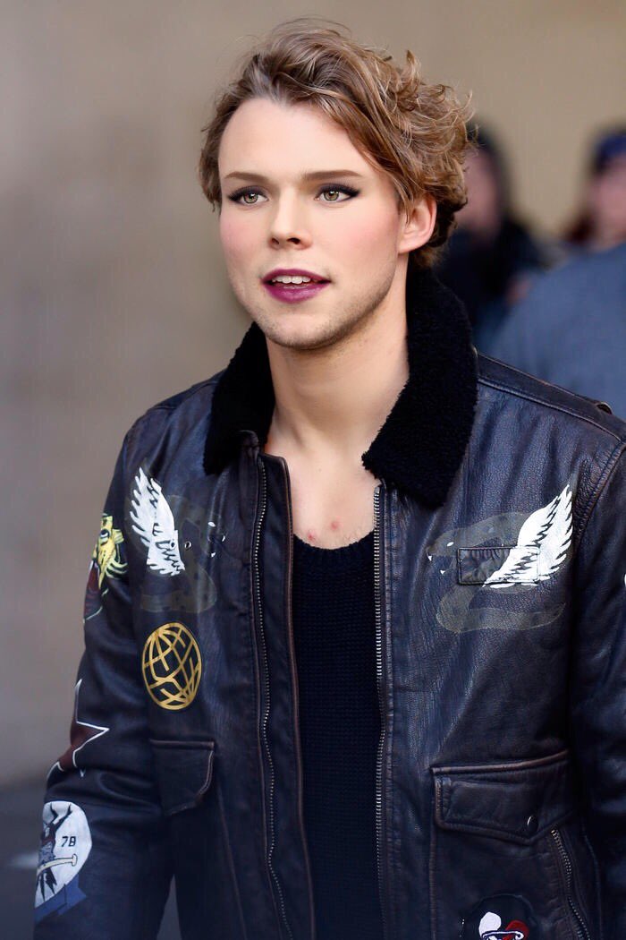 makeupcelebz's tweet photo. ashton irwin https://t.co/mMoWh5Fd0J