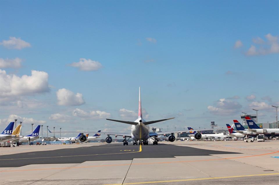 Airport_FRA's tweet photo. Summer flight schedule: 95 airlines, 290 destinations, 4725 takeoffs a week! https://t.co/rvqOPWQ1fh #flyFRA https://t.co/Nxe3hggVaV