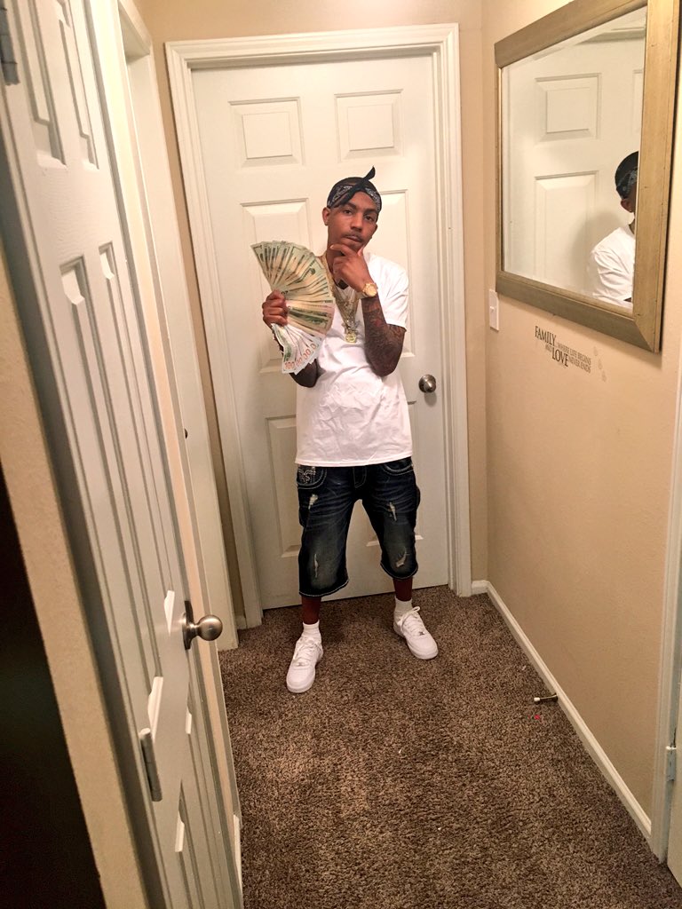MacDeboStackz's tweet photo. KEEP A FAN ITS GETTN HOT π₯ OUTSIDE AND I GOTTA STAY COOL π¬π€ #YBG #CRG #KSG #OGSTACKZ #YADIGG https://t.co/DFv4ZqXR5o