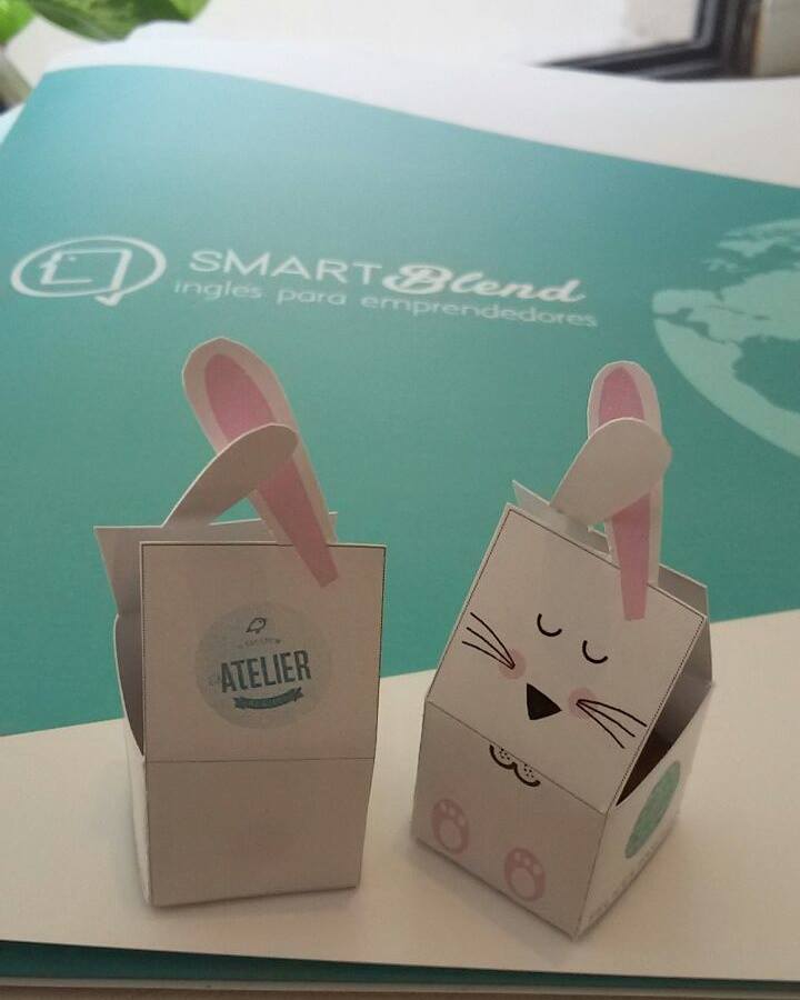 Smart_Blend's tweet photo. ¡Muchas Gracias Atelier Gráfico por el regalito! Fuimos a buscar más carpetitas y nos regalaron estas #cute boxes :) https://t.co/KAxhPg0cRg
