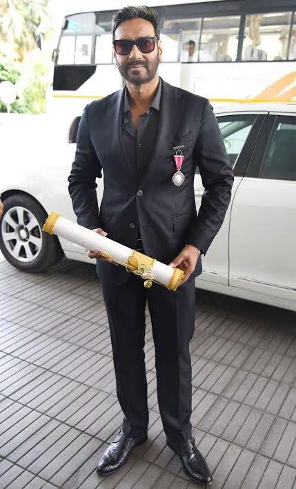 Team_NysaDevgn's tweet photo. : पद्मश्री अजय देवगन https://t.co/BkZcI1Qm7d