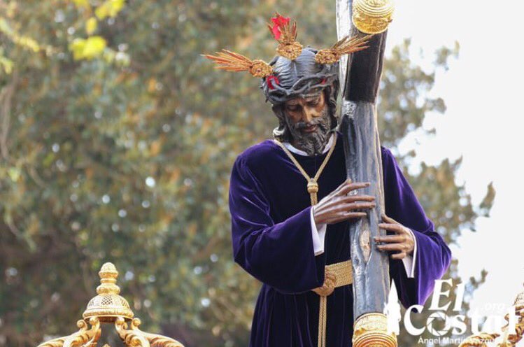 aAlvaroAguilar's tweet photo. Me quedo con esta imagen que disfruté en directo. El Señor de la Salud rebosando pétalos en su rostro. Hermosísima. https://t.co/FnKftBvgOX
