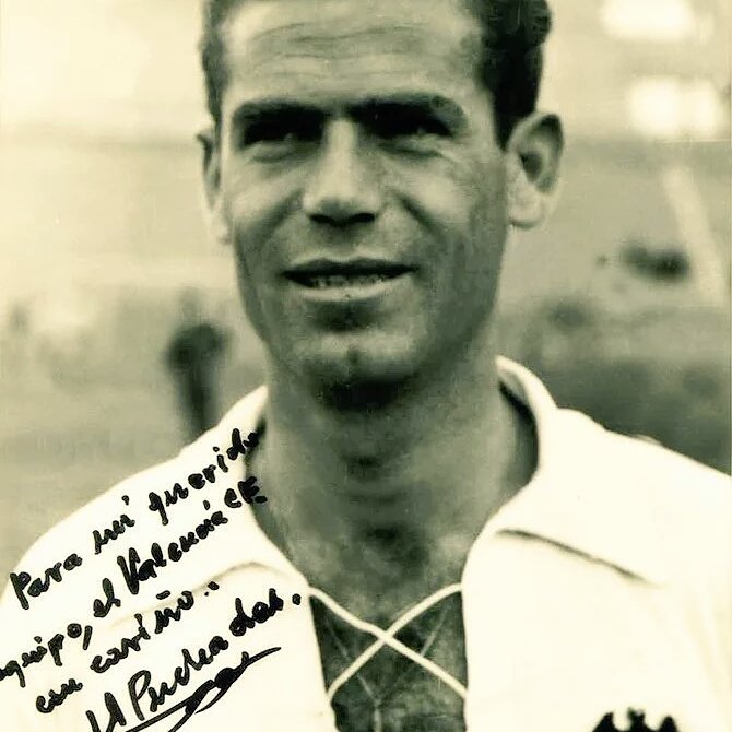 Don Antonio Puchades siempre vive.Siempre Leyenda. que bien vendría a algunos jugadores,leer su vida Amunt .