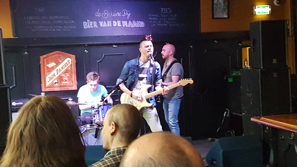 bruinepij's tweet photo. #nicolasjean goeie muzikanten en lekkere rock nummers. #pobparade #breda https://t.co/IfEdYXZuJK