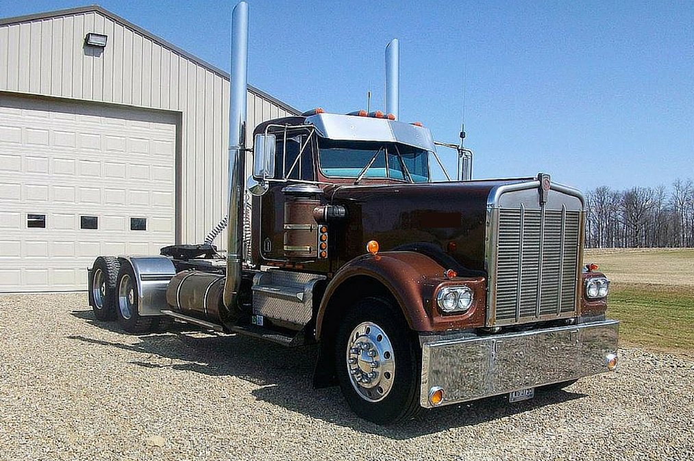 HGTrucking's tweet photo. Check out this classic brown beauty! Can you guess the year, make and model? Tweet your answer! #MakeAndModelMonday https://t.co/mBwPYvYxVD