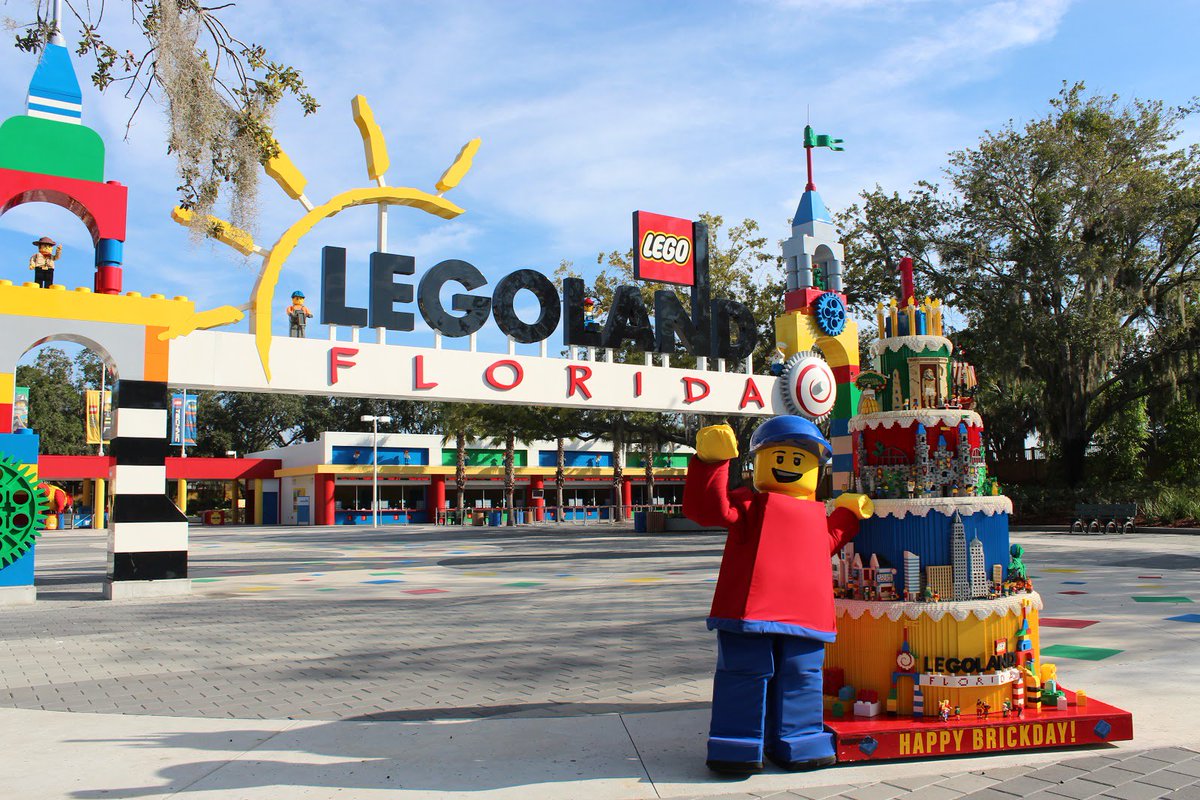 Legoland in Florida has a lot to do w/ the kids, but moms, you can escape the heat with a nice cold Copa Di Vino.