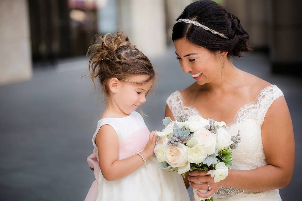 GoldGridStudios's tweet photo. From the messy up-do to the adorable button nose, she is #flowergirl perfection! https://t.co/G9cc12hb6Q